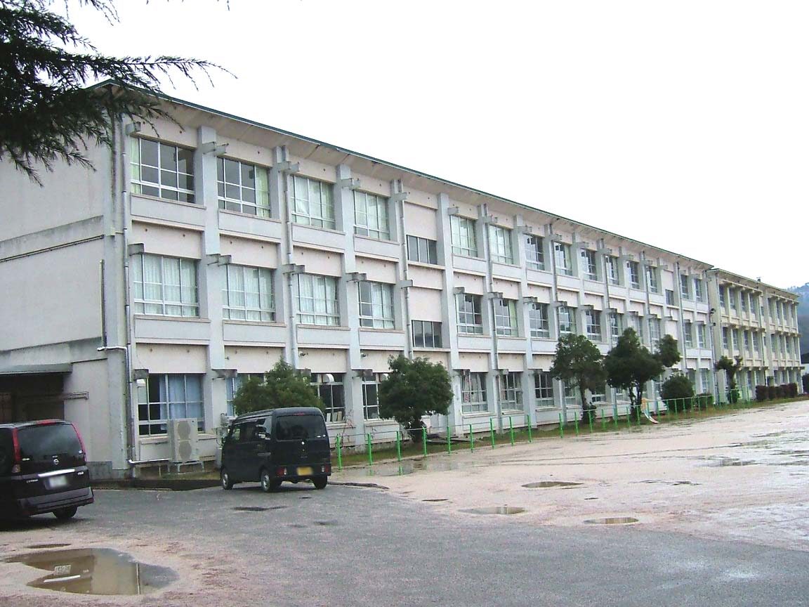 倉吉市立上灘小学校