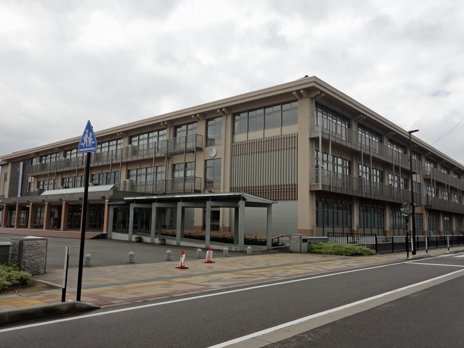 砺波市立出町中学校